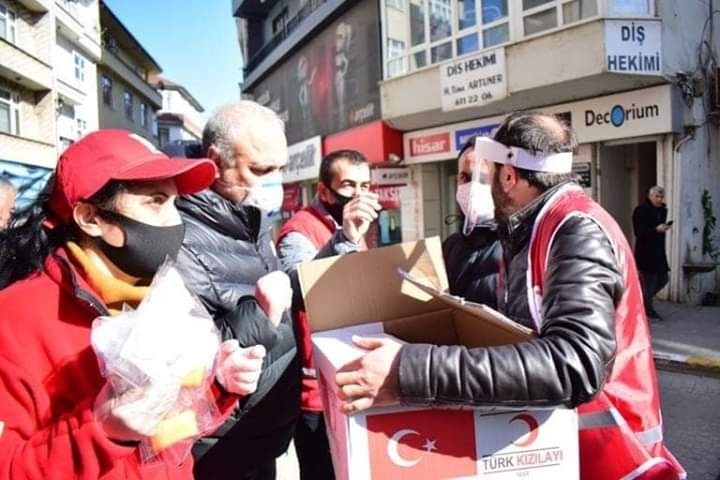Akçakoca’da Kızılay Esnafa Maske Dağıttı