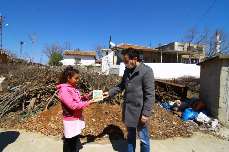 Kaymakam Erdoğan, Öğrencilere Kitap Dağıttı