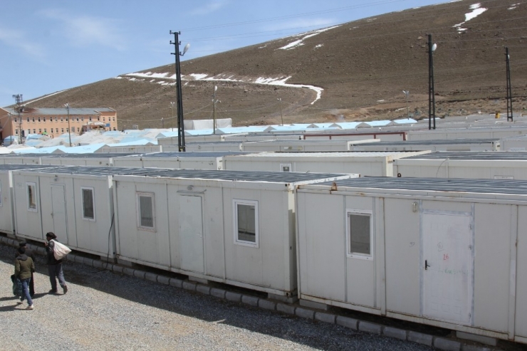 Depremzede Aileler Konteynerlere Yerleştiriliyor