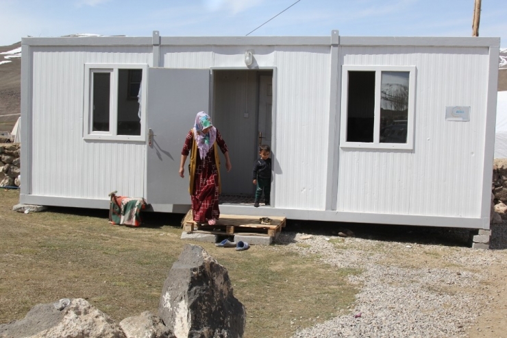 Depremzede Aileler Konteynerlere Yerleştiriliyor