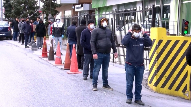 Esenyurt’ta Zabıtadan Ptt Önünde Korona Virüs Önlemi