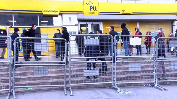 Esenyurt’ta Zabıtadan Ptt Önünde Korona Virüs Önlemi