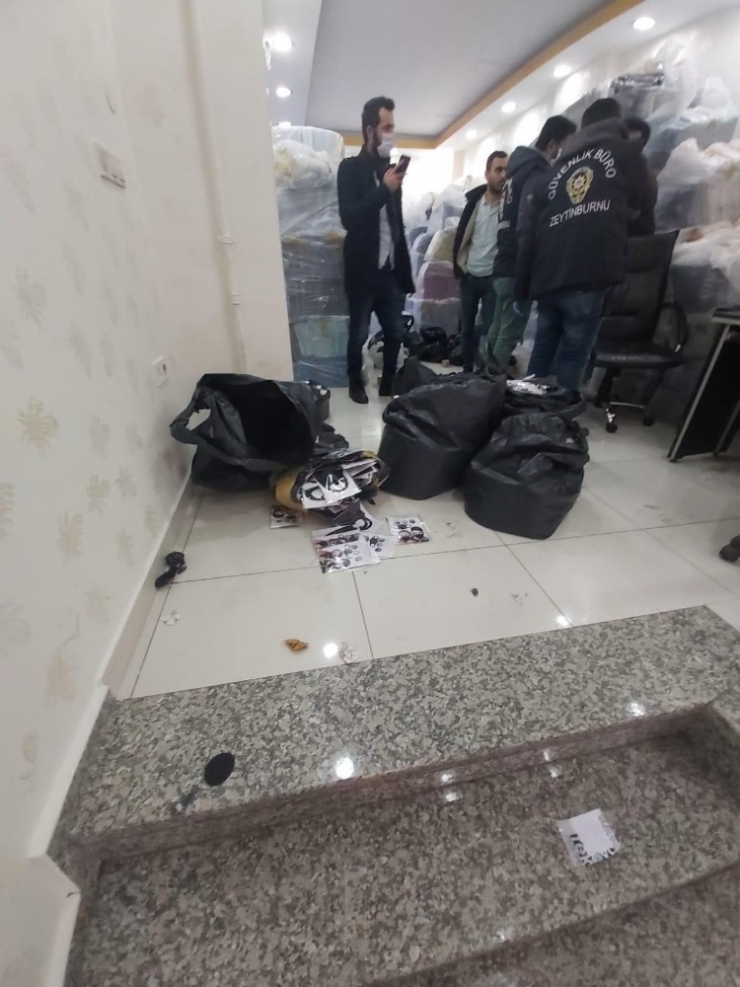 Zeytinburnu’nda 17 Bin Adet Kaçak Maske Ele Geçirildi