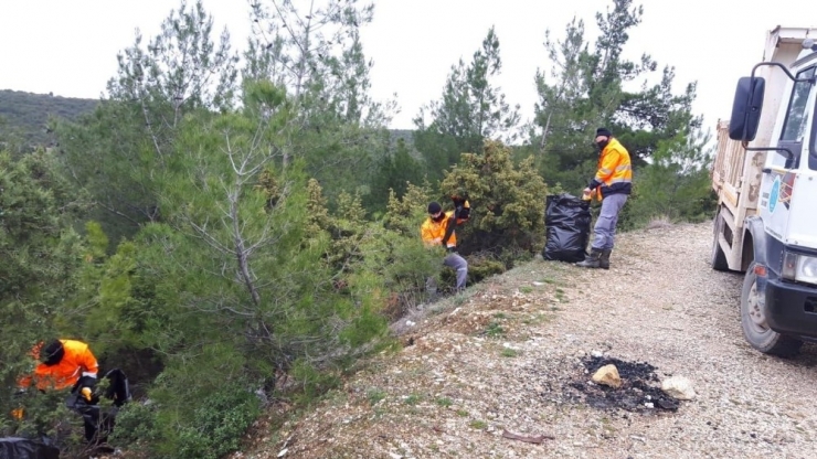 Abbaslık Köy Yolunda Belediye Ekipleri 1 Kamyon Atık Topladı