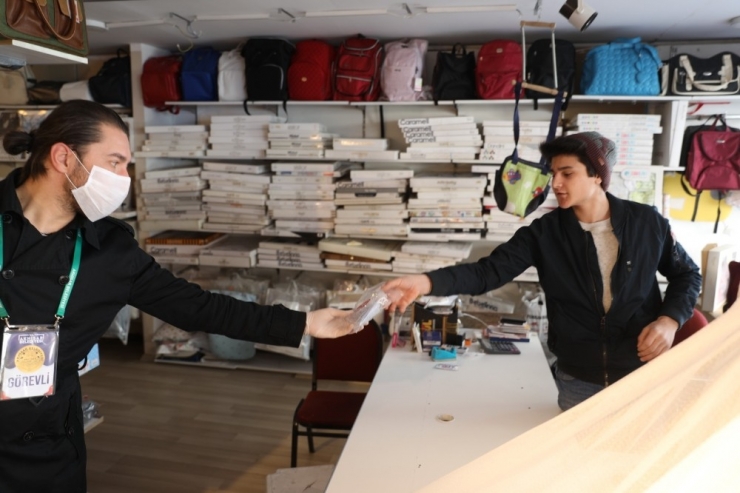 Akhisar Belediyesinden Vatandaşlara Maske Desteği