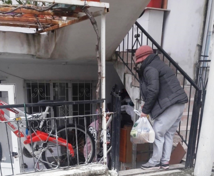 Almanya’dan Ayvalık Ve Burhaniye’de Barakalarda Yaşayanlara Şefkatli Destek