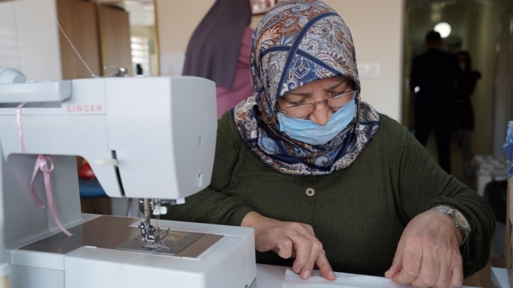 Altıeylül Belediyesi Maske Üretiyor