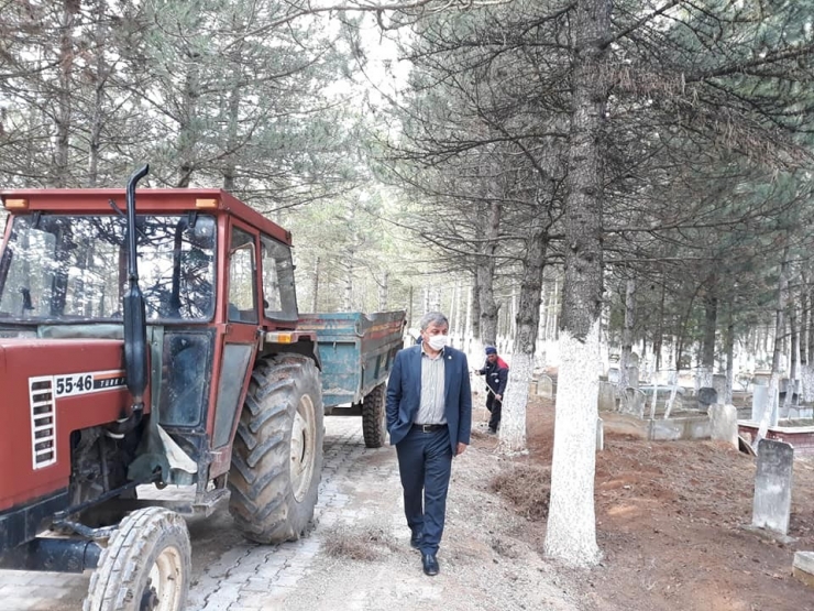 Altıntaş’ta Mezarlık Temizleme Çalışmaları