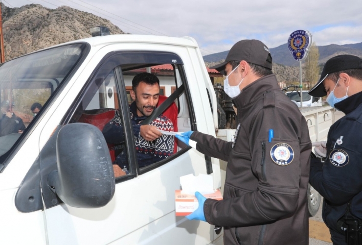 Amasya’da Halka Koruyucu Maske Dağıtıldı