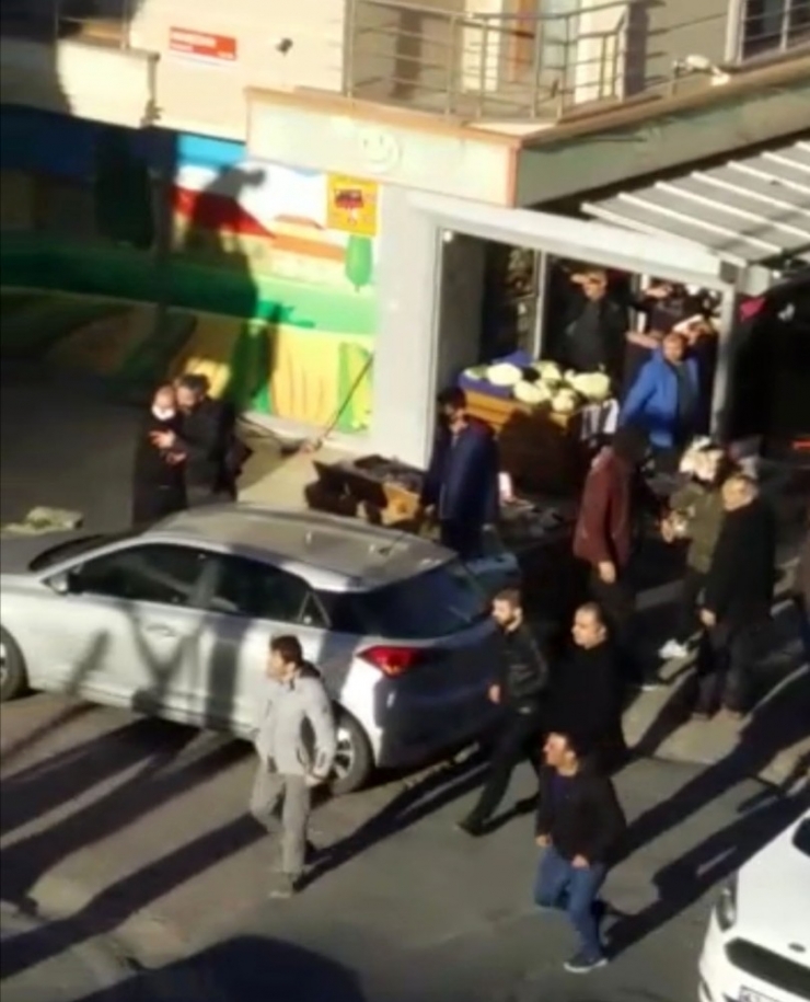 Avcılar’da Yumruklu Kavga, Sosyal Mesafe Kuralını Da Hiçe Saydılar