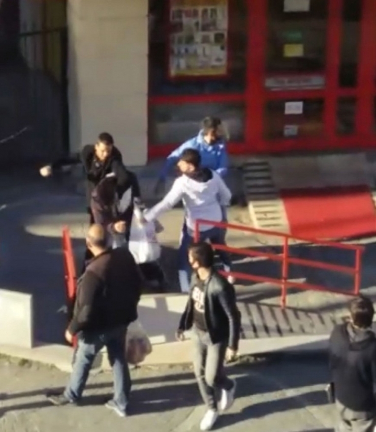 Avcılar’da Yumruklu Kavga, Sosyal Mesafe Kuralını Da Hiçe Saydılar