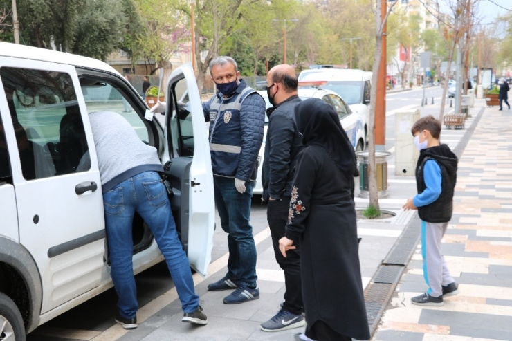 10 Yaşındaki Oğluyla Sokağa Çıkan Baba Ve Anneye Cezai İşlem