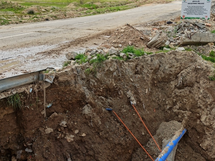 Heyelan Nedeni İle Kapanan Yolu Açma Çalışmaları Devam Ediyor