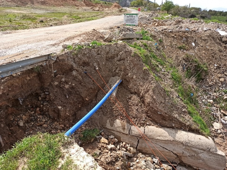 Heyelan Nedeni İle Kapanan Yolu Açma Çalışmaları Devam Ediyor