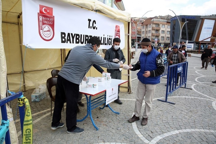 Bayburt’ta Vatandaşlara Ücretsiz Maske Dağıtıldı