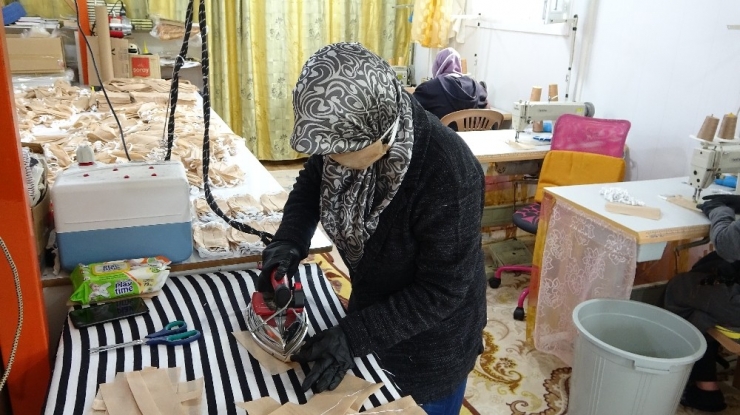 Bayırbucak Türkmeni Kadınlar, Ürettikleri Maskeleri Kaymakamlığa Teslim Etti