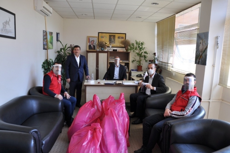 Vali Ekinci," Arkadaşlarımız Büyük Bir Fedakarlık İle ‘Siperli Maske’ Üretimi Yapıyor"