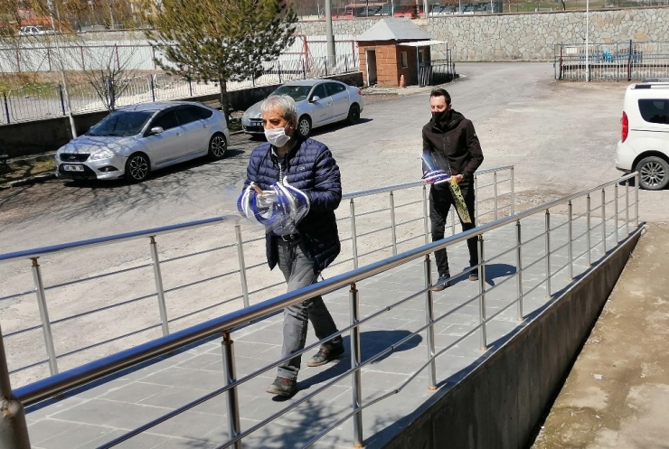 Yaptığı Siperlik Maskeleri Sağlık Personellerine Hediye Etti