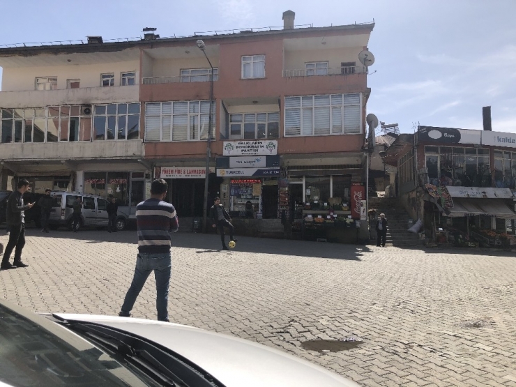 Hizanlı Esnaf İş Yapamayınca Sosyal Mesafeyi Koruyarak Top Oynadı