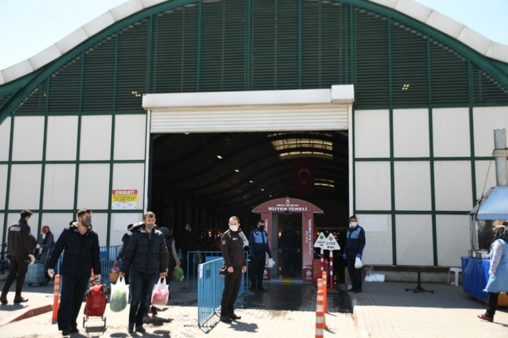 Pazara Girenler Bu Tünelden Geçmek Zorunda