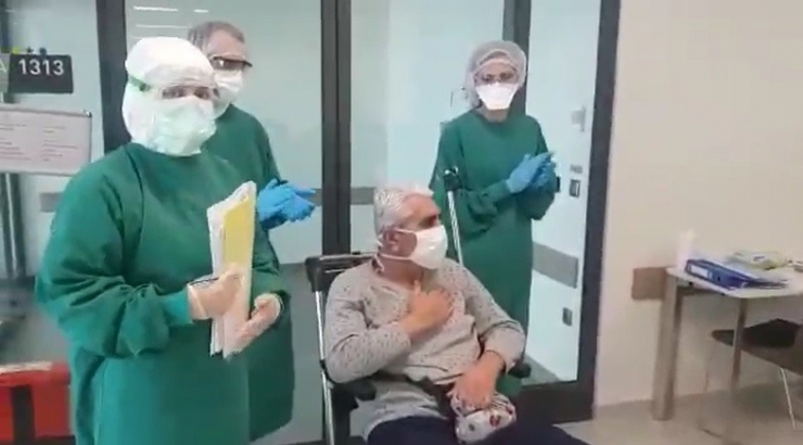 Yoğun Bakımdaydı, Virüsü Yendi Alkışlarla Taburcu Oldu