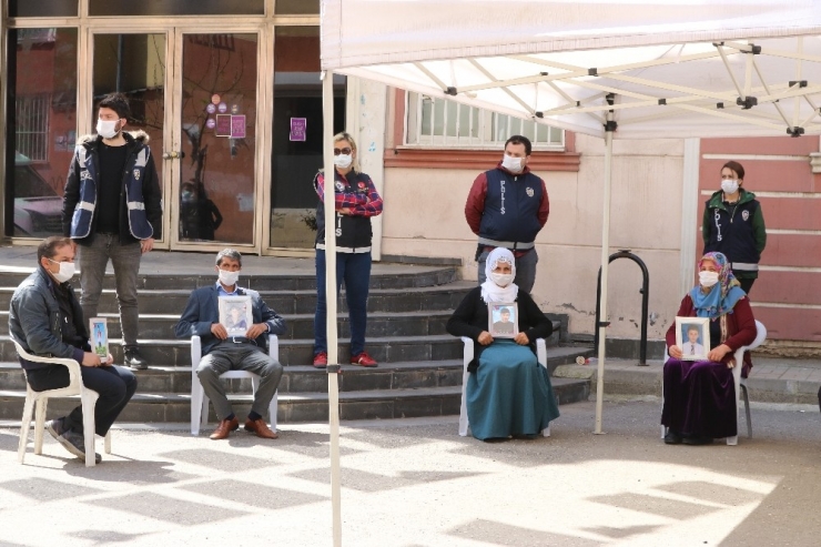 Hdp Önündeki Aileleri Korona Virüs De Yıldırmadı