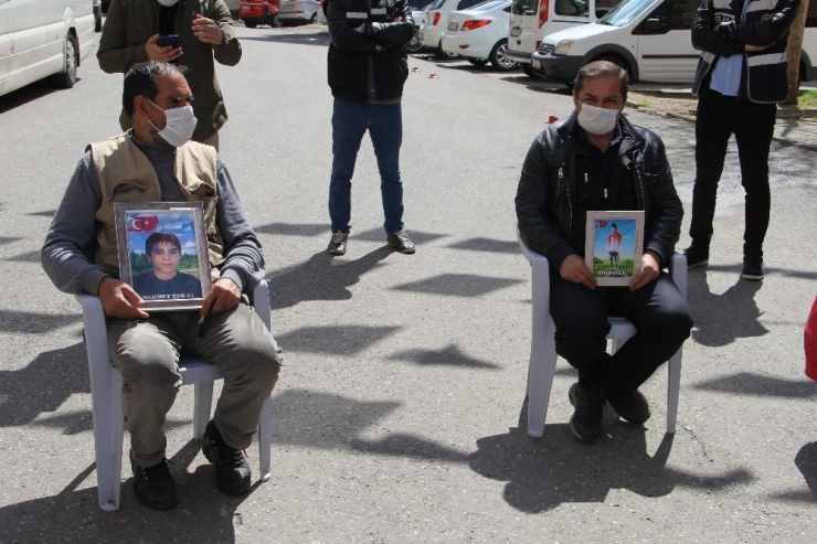 Hdp Önündeki Ailelerin Evlat Nöbeti 220’nci Gününde