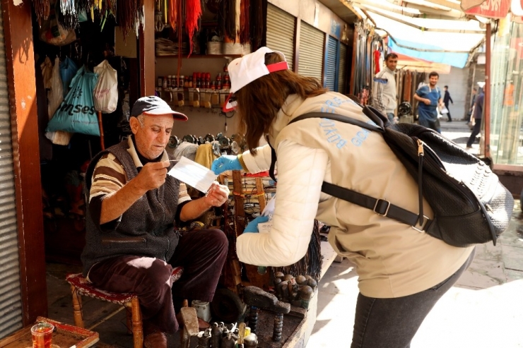 Büyükşehir Belediyesi Günlük 61 Bin Maske Dağıtıyor