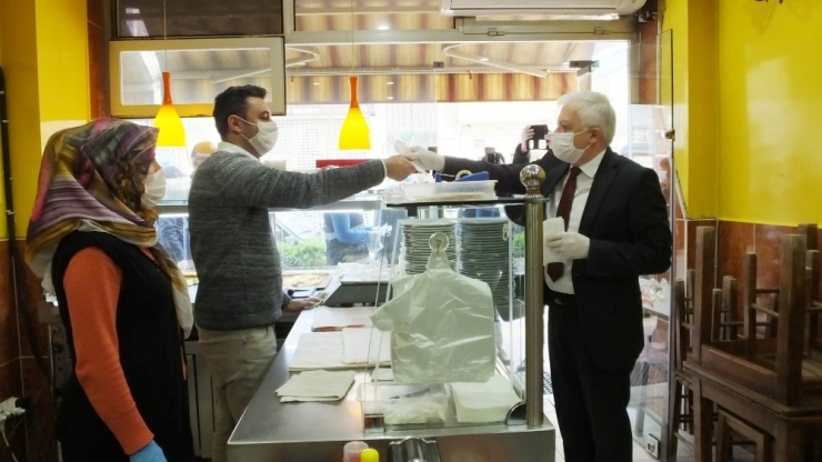 Burhaniye’de Belediye Maske Üretimine Başladı, Kimse Maskesiz Kalmayacak