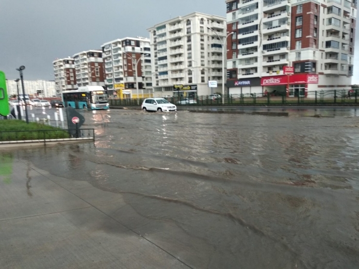 Diyarbakır’da Sağanak Yağış Hayatı Olumsuz Etkiledi