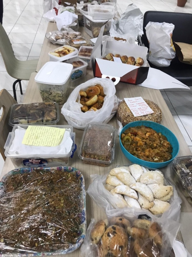 Yaptıkları Yiyecekler Ve Yazdıkları Duygusal Mesajlar İle Sağlık Çalışanlarına Moral Verdiler