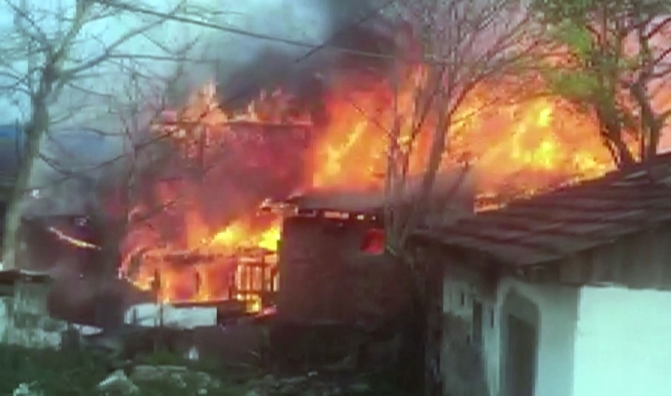 Düzce’de 4 Ev Alevler İçinde Kaldı