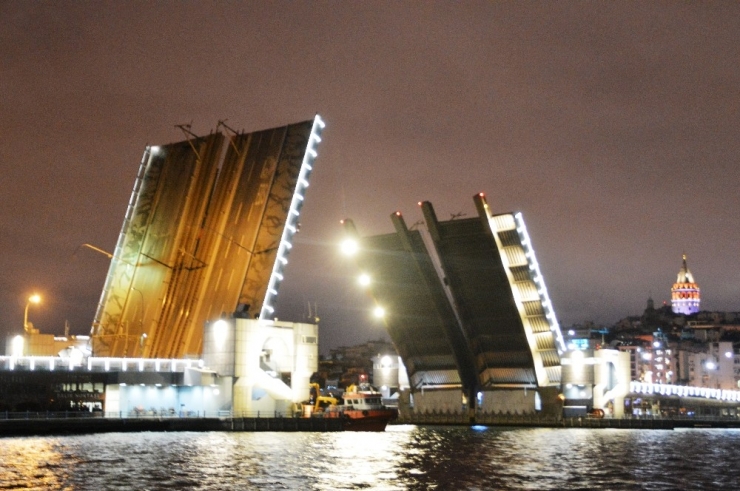Eminönü Köprüsü Araç Ve Yaya Trafiğine Kapatıldı