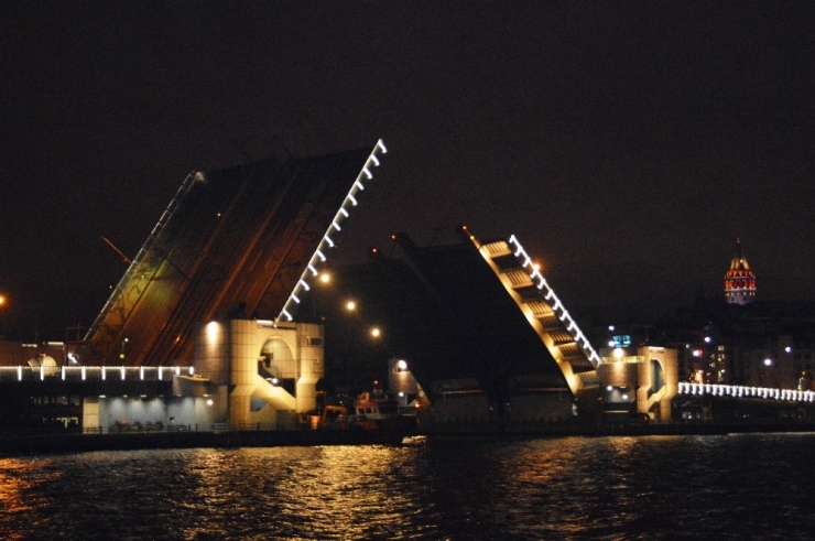 Eminönü Köprüsü Araç Ve Yaya Trafiğine Kapatıldı