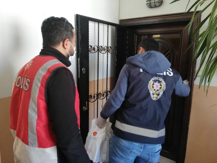 Esenyurt’ta Polis Kapı Kapı Dolaşıp Maske Ve Kolonya Dağıttı