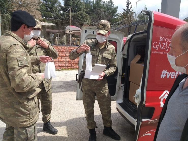 Mehmetçiğe Maske Desteği