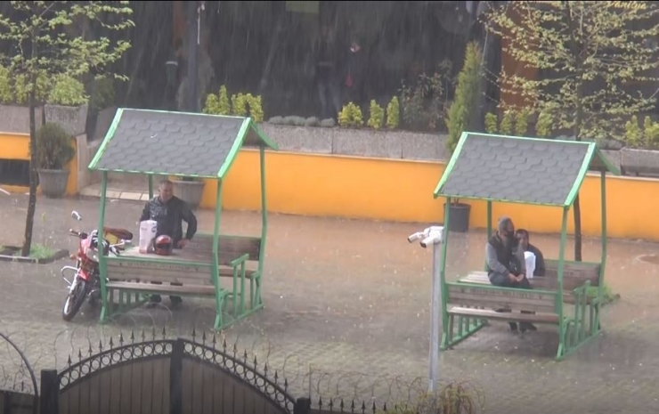 Şiddetli Yağmur Vatandaşları Hazırlıksız Yakaladı