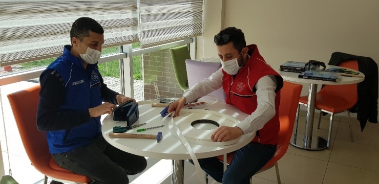 Ellerinde Çekiç, Delgeç Ve Perçinle Siperlikli Maske Üretiyorlar