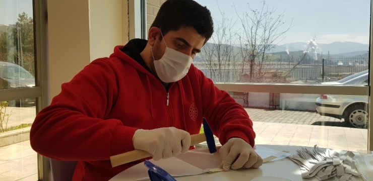 Ellerinde Çekiç, Delgeç Ve Perçinle Siperlikli Maske Üretiyorlar