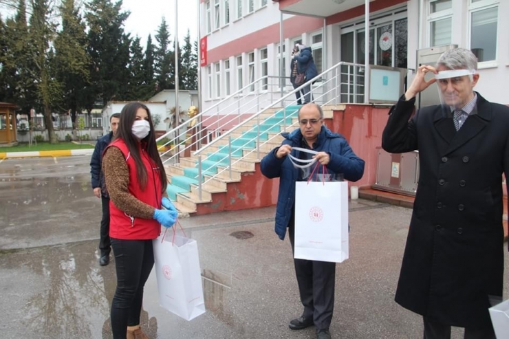 Gençlik Merkezlerinde Siperlikli Maske Üretiliyor