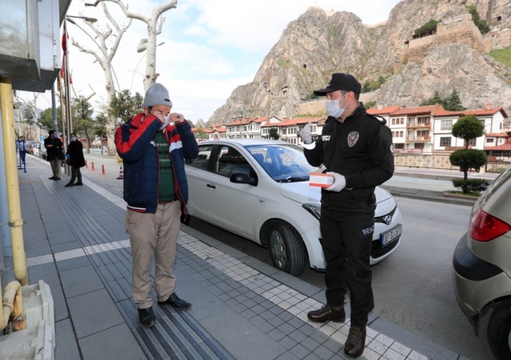 Amasya’da Halka Koruyucu Maske Dağıtıldı