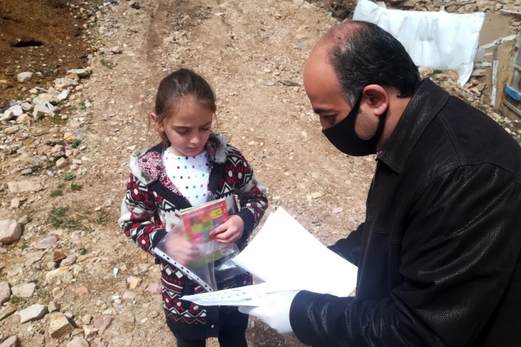 Köy Okulu Öğretmenleri Öğrencilerini Yalnız Bırakmadı