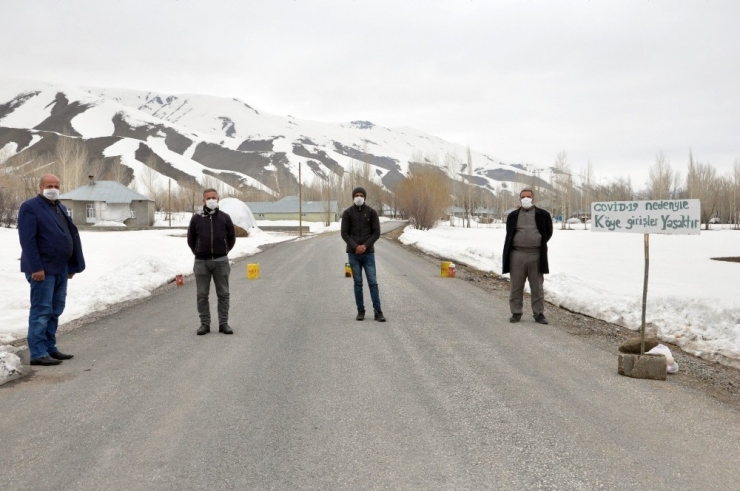 Tabela Asarak Köyü Giriş Çıkışlara Kapattılar