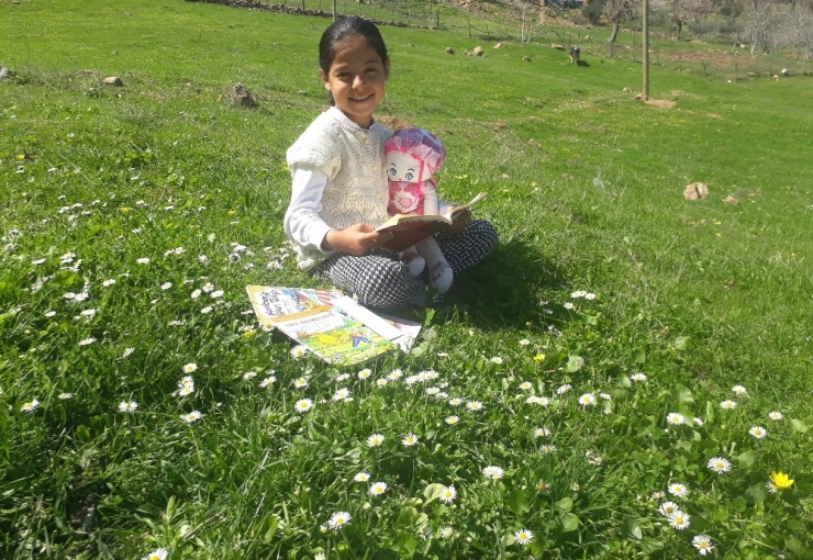 Karantina Günlerini Kitap Okuyarak Geçiriyor