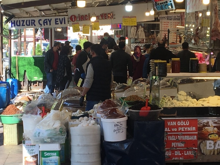 Fatih’teki Kadınlar Pazarında Sosyal Mesafe Hiçe Sayıldı