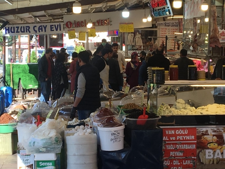 Fatih’teki Kadınlar Pazarında Sosyal Mesafe Hiçe Sayıldı
