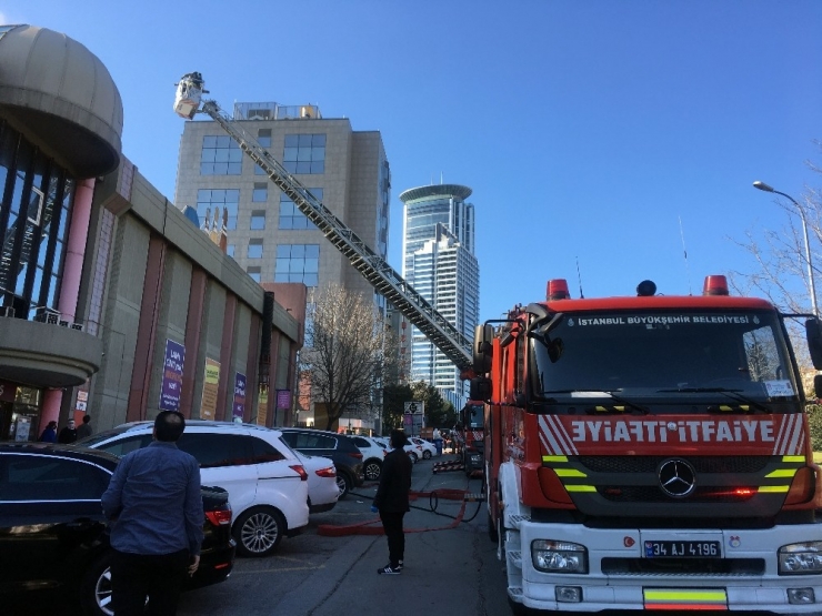 Kadıköy’de Marketin Çatısı Alevlere Teslim Oldu