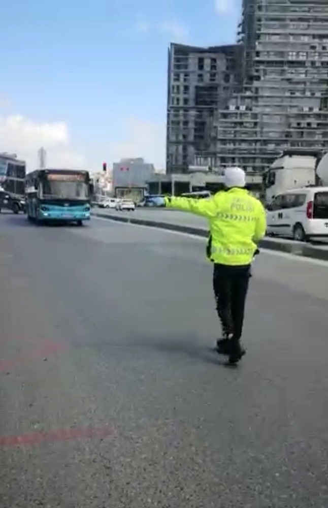 Maske Takmadı, Polisi Görünce Yüzünü Poşetle Kapattı