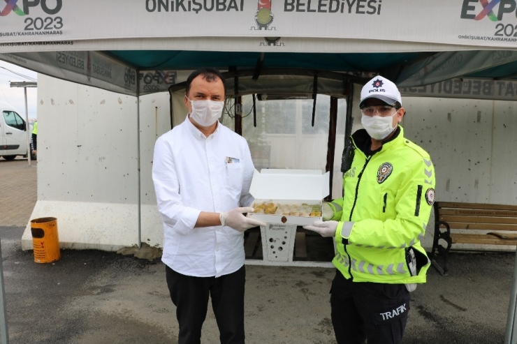 Mado’dan Polislere Tatlı İkramı