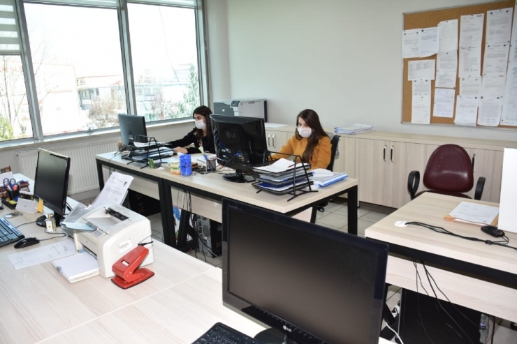 Belediye Personeli Maske Kuralına Uyarak Hizmet Veriyor